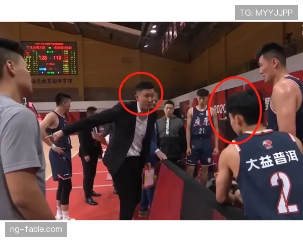 拉人犯规判定要点：裁判如何区分可罚拉扯与正常身体对抗